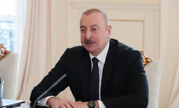 Prezident sağ qalan təyyarə bələdçiləri ilə görüşdü