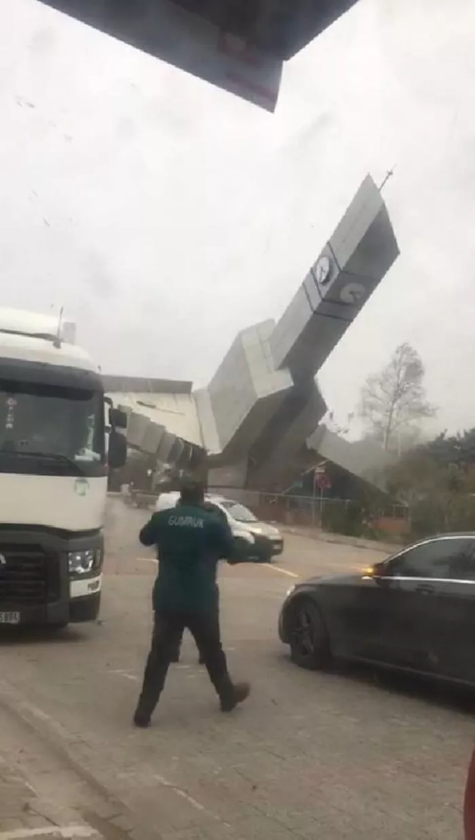 İstanbulda şiddətli külək ölümə səbəb oldu, yaralananlar var