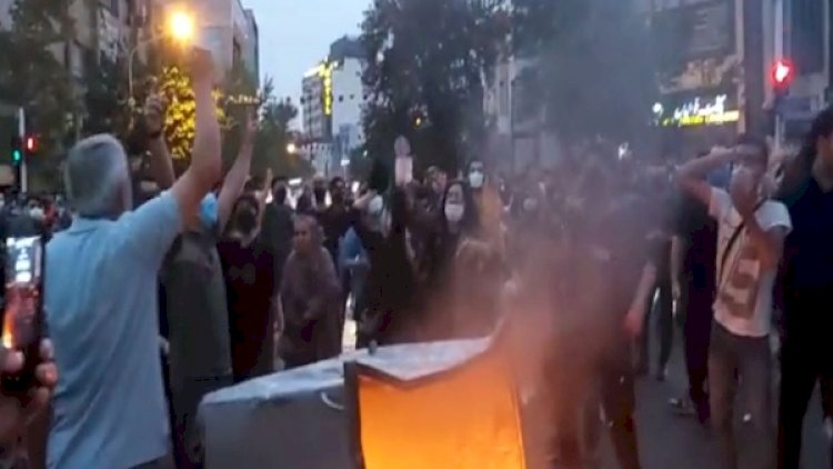 İran çalxalanır: Etirazçılar polisi yandırdı - VİDEO