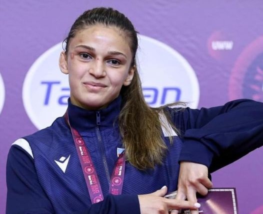 Üzündə kosmetika yox, zəhmət təri olan qız