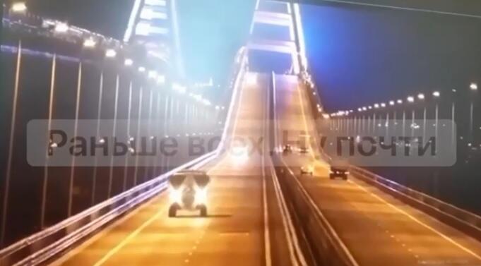 Krım körpüsünda partlayış anı - Video