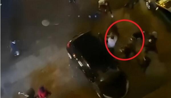 Bakıda məşhur restoranın qarşısında kütləvi dava - Video