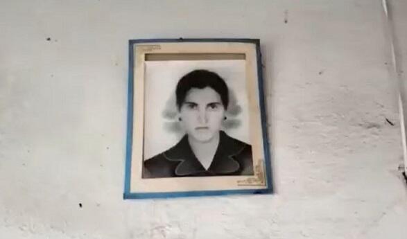 30 il əvvəl Laçını tərk edərkən divarda asılan foto... - Video
