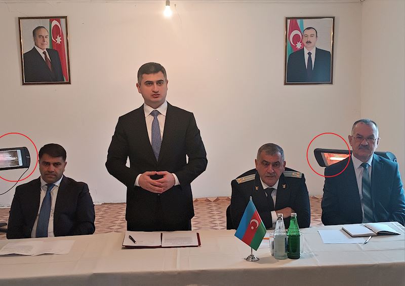 İcra başçısının arxasında iki qızdırıcı, vətəndaşlar gödəkcədə – Fotolar