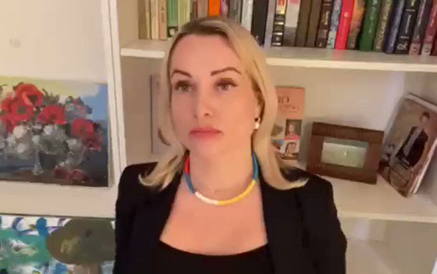 Canlı efirə “Müharibəyə yox!” plakatı ilə çıxan kanal əməkdaşı saxlanıldı - Video