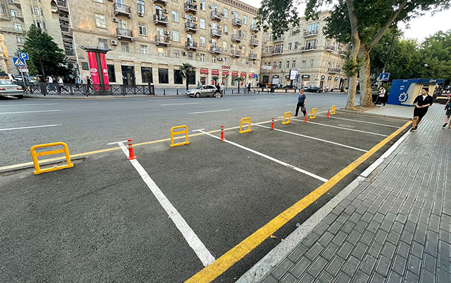 Bakının mərkəzində çoxillik ağacları kəsib parkinq etdilər - Fotolar