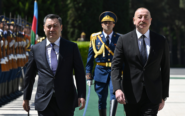 İlham Əliyev Sadır Japarovu qarşıladı - Fotolar
