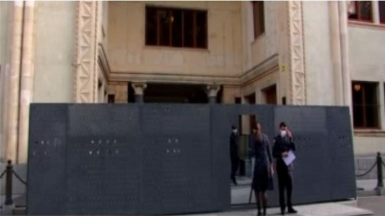 Gürcüstan parlament binasının girişi dəmir hasara alındı