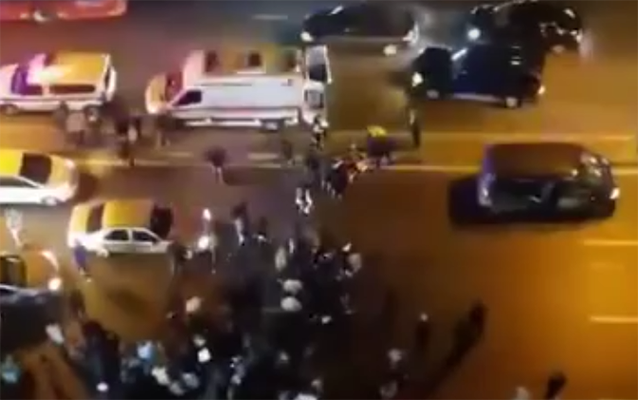 Toydan çıxan 2 qadını maşın vurdu - Biri öldü-Video