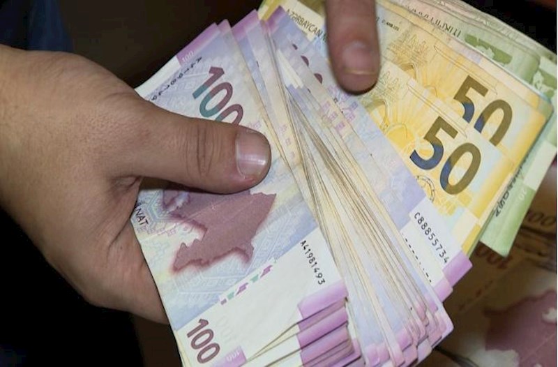 Polislərin tapdığı 10 min manat sahibinə qaytarıldı – Yenilənib