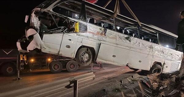 Tələbələri daşıyan avtobus aşdı: 3 ölü, 44 yaralı - Foto