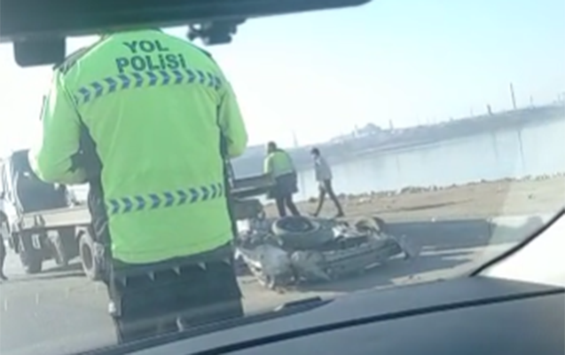 Bakıda ağır qəza - Avtomobil iki yerə bölündü - Video