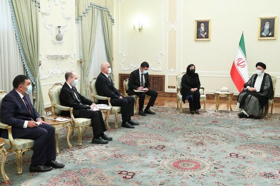Rəisi Səhibə Qafarovaya hörmətsizlik etdi? - Fotofakt