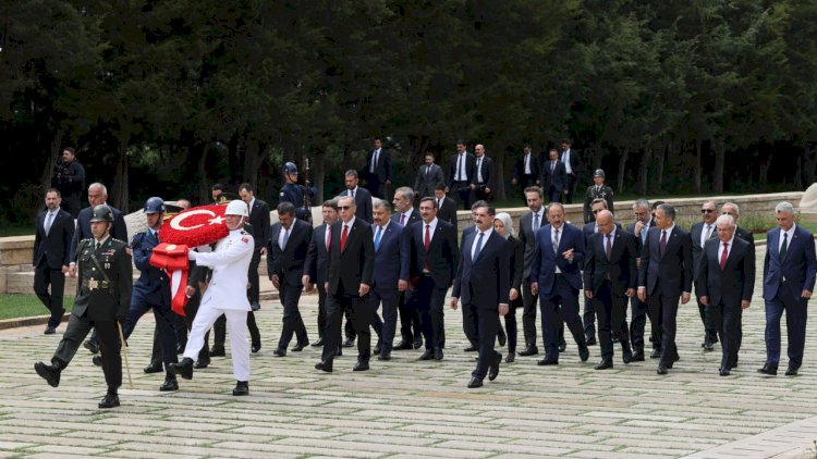 Ərdoğan yeni nazirlərlə Atatürkün məzarını ziyarət etdi 