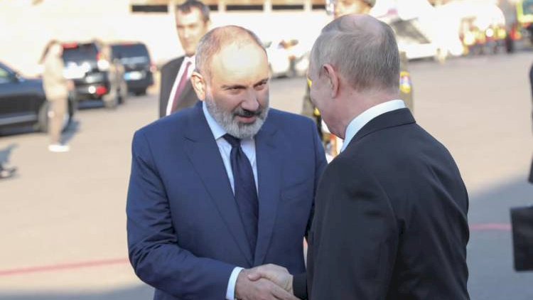 Putin Paşinyanı niyə öz avtomobilinə mindirdi?