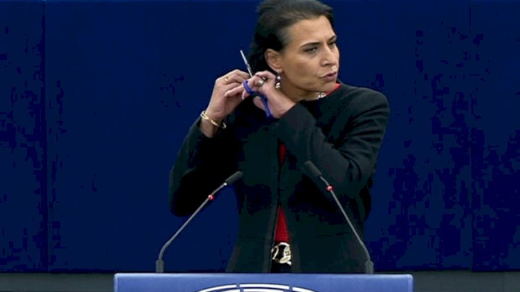 Avropa Parlamentinin deputatı tribunada saçını kəsdi - VİDEO