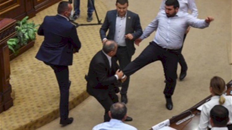 Ermənistanda deputat deputatı döydü 
