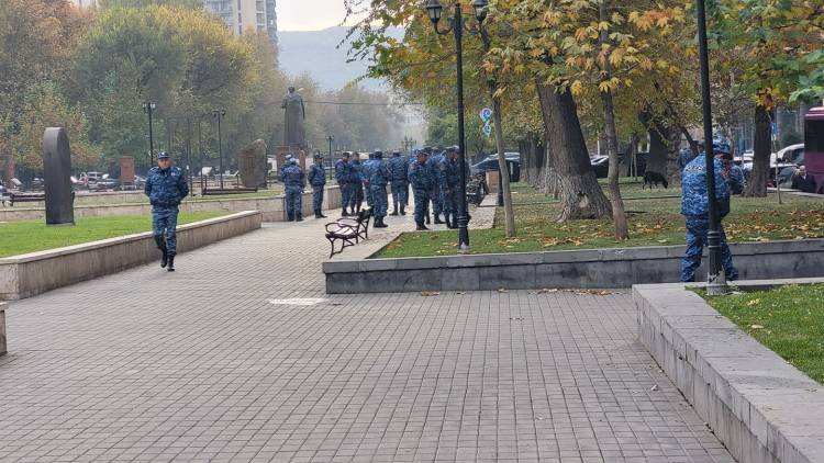 İrəvanda polislər hökumət binasını mühasirəyə aldı