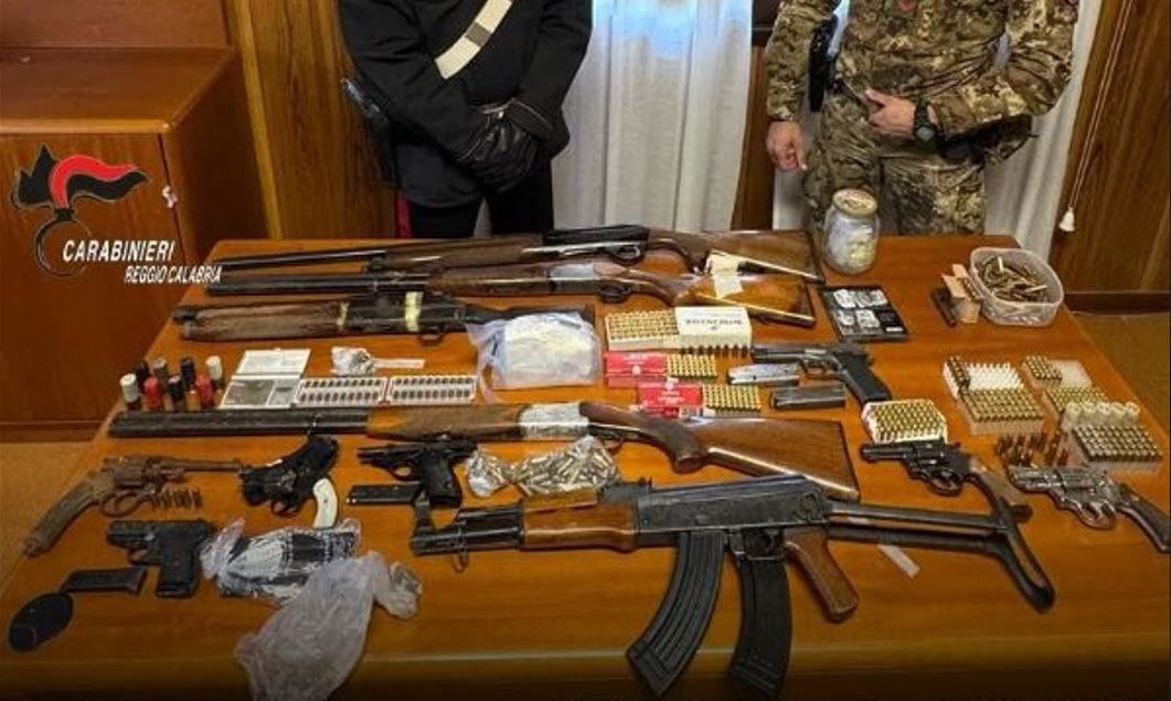 Polis mafiya üzvlərindən xeyli silah müsadirə edib 