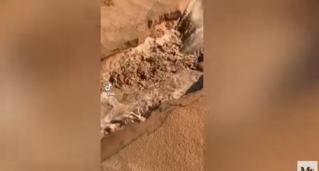 Dünyada ilk: Ərəbistan səhrasında su çıxdı - Video