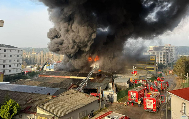 İstanbulda fabrikdə güclü yanğın - Video - Foto