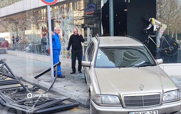 Bakıda “Mercedes” ticarət mərkəzinə girdi - Fotolar