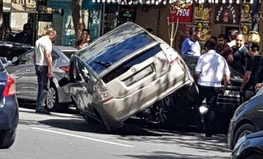 "Prius" yenə pilləkəndə ilişib qaldı - VİDEO