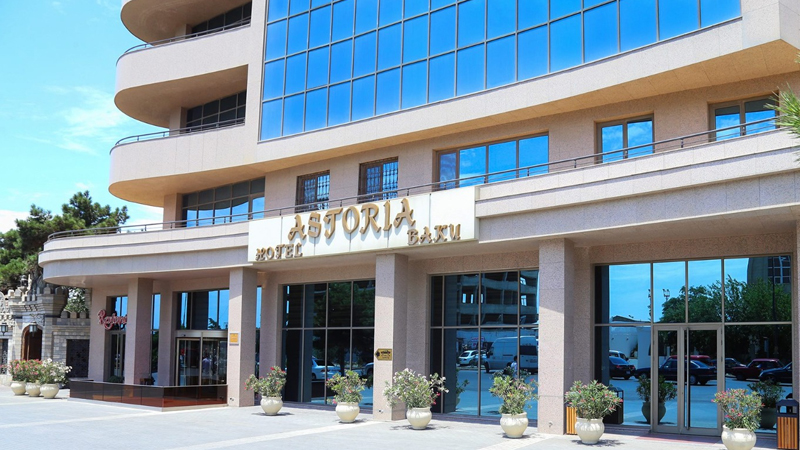 Vəzifəli şəxs "Astoria Baku"da masajisti çimdiklədiyi üçün cərimələndi