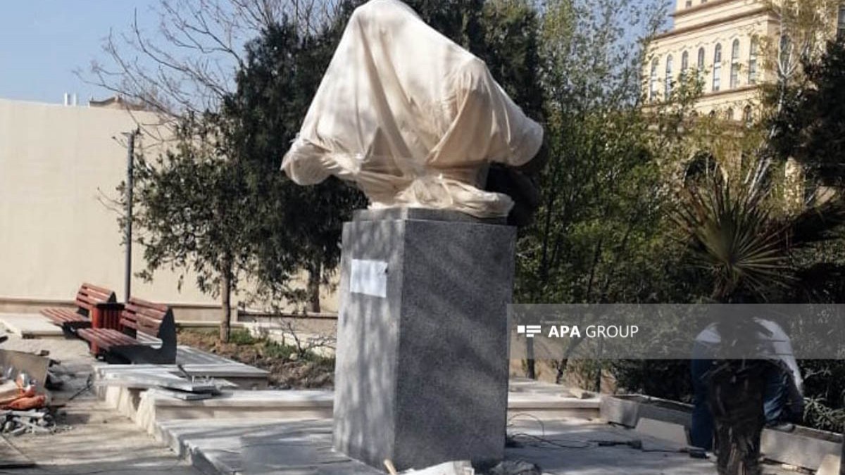 Bakıda Çingiz Aytmatovun abidəsi qoyuldu 