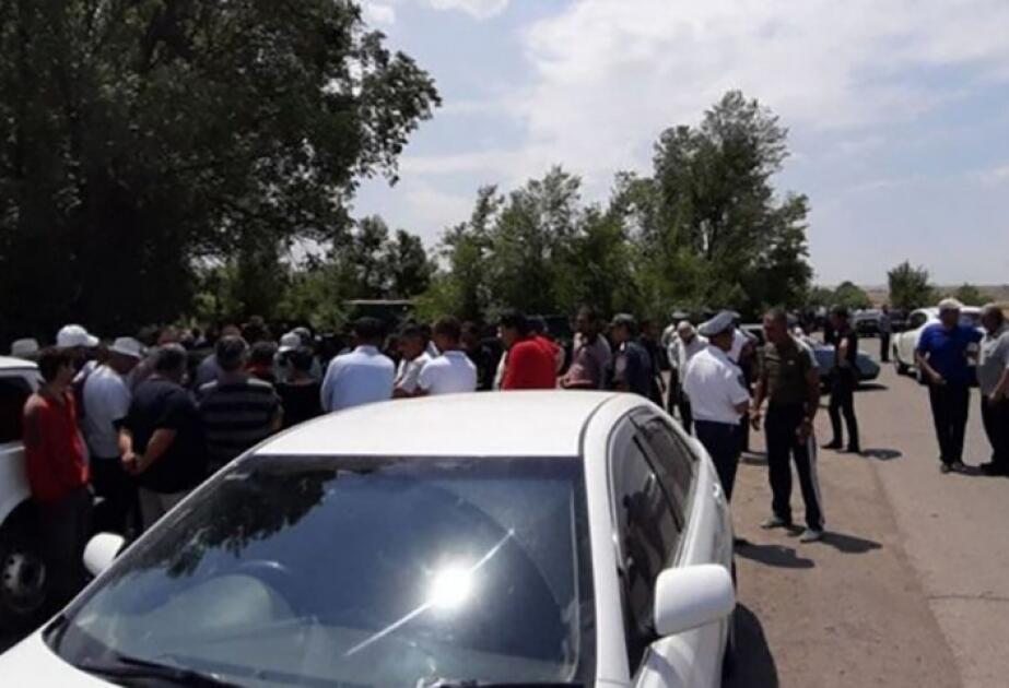 Ermənistanda vəziyyət gərginləşir: Sakinlər yolu bağladı