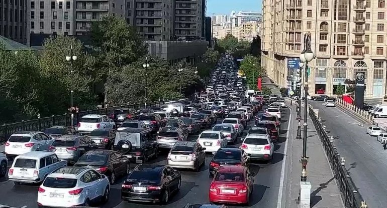 Bu yollarda tıxac var - SİYAHI