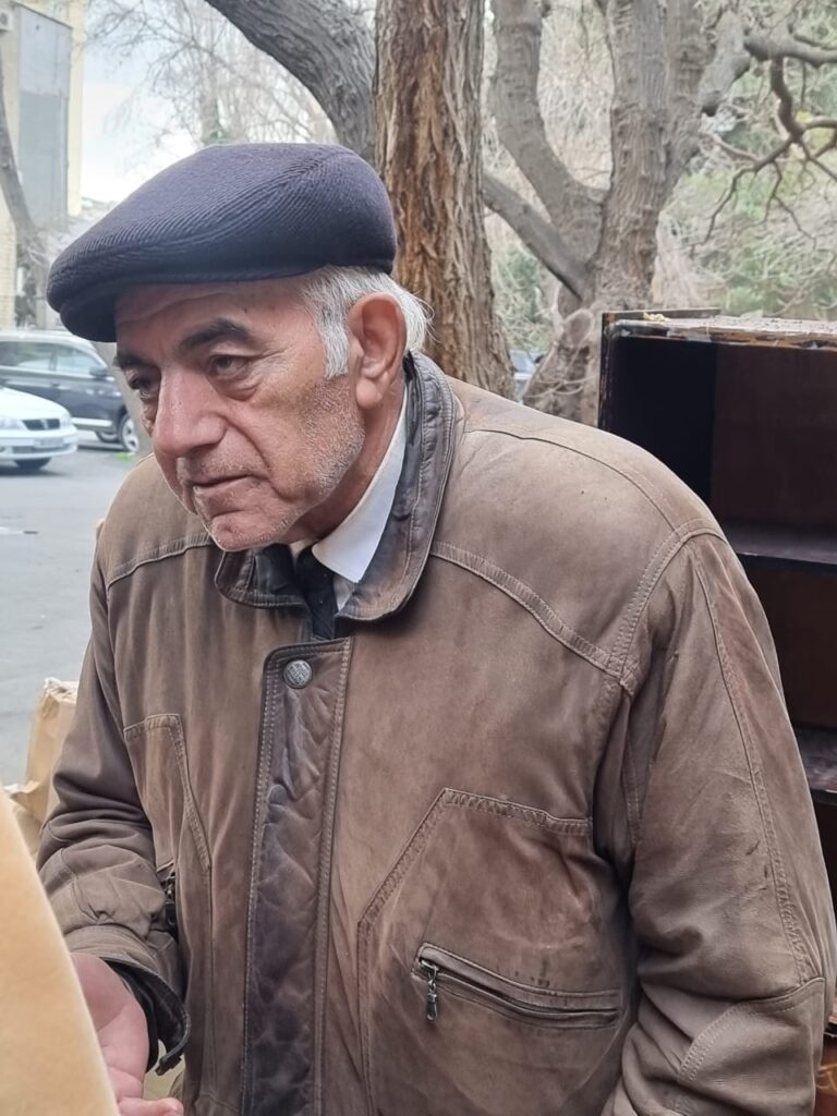 Küçədə qalan alimin vəziyyəti yaxşı deyil... - ayağlarında problem var