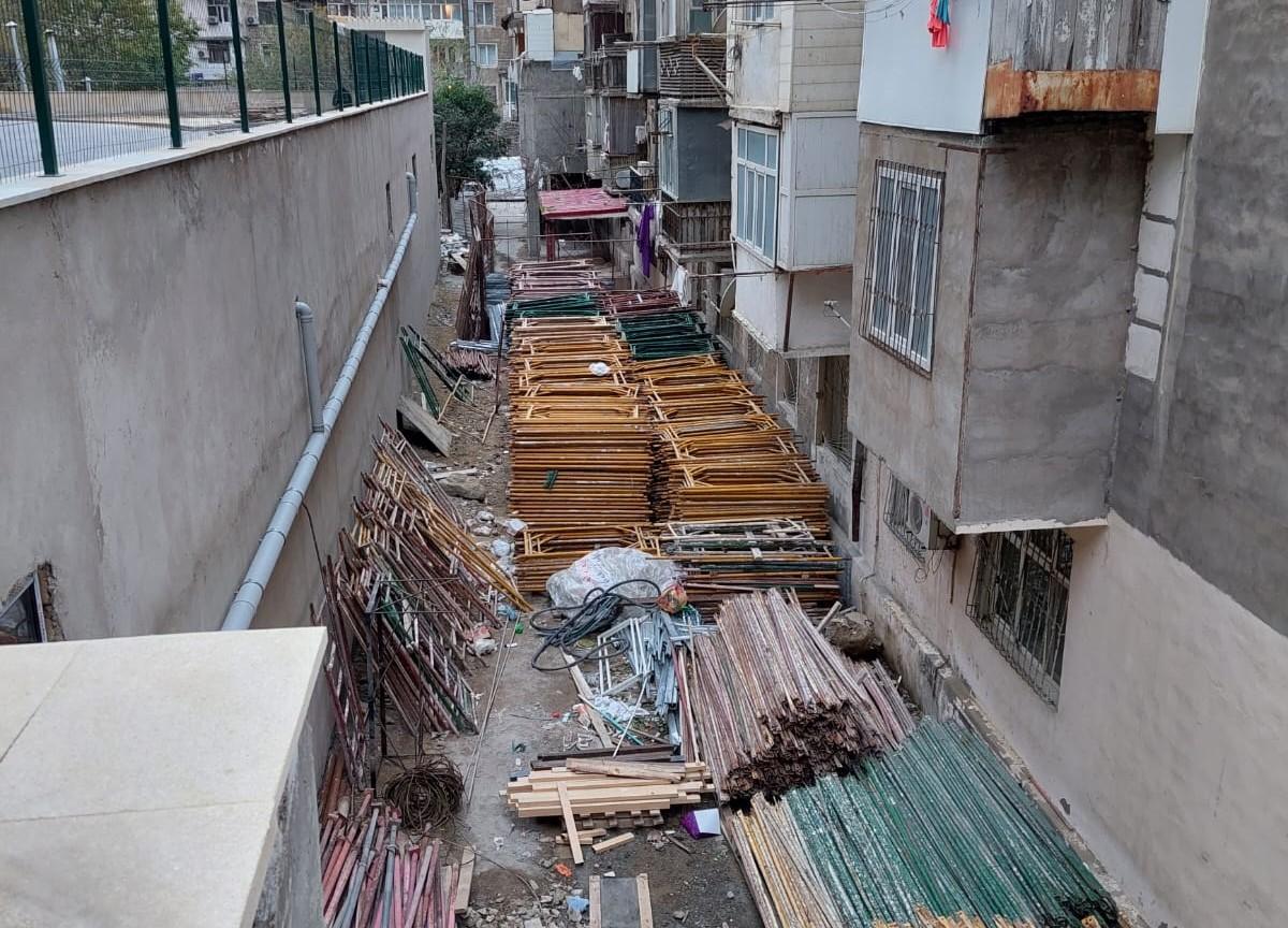 BAKIDA TİKİNTİ ŞİRKƏTİ İLƏ SAKİNLƏR ARASINDA QALMAQAL – Sakinlər ölkə rəhbərliyinə müraciət etdi + FOTOLAR