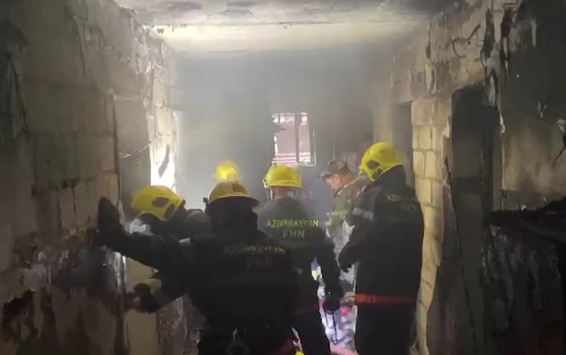 Bakıda binada yanğın - 45 nəfər təxliyə edildi - Video