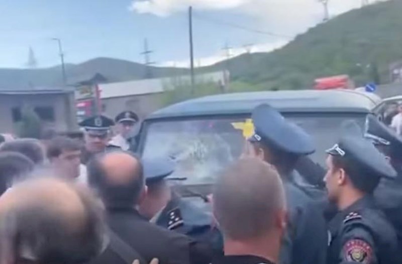 Qazaxla sərhəddə vəziyyət gərginləşib: Ermənistanda sakinlər polisə hücum edib – Video