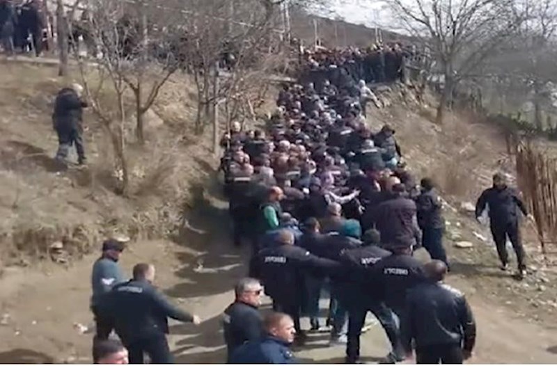 Gürcüstanda müsəlmanlara qarşı zorakılıq rəsmiləri hərəkətə keçirib - VİDEO